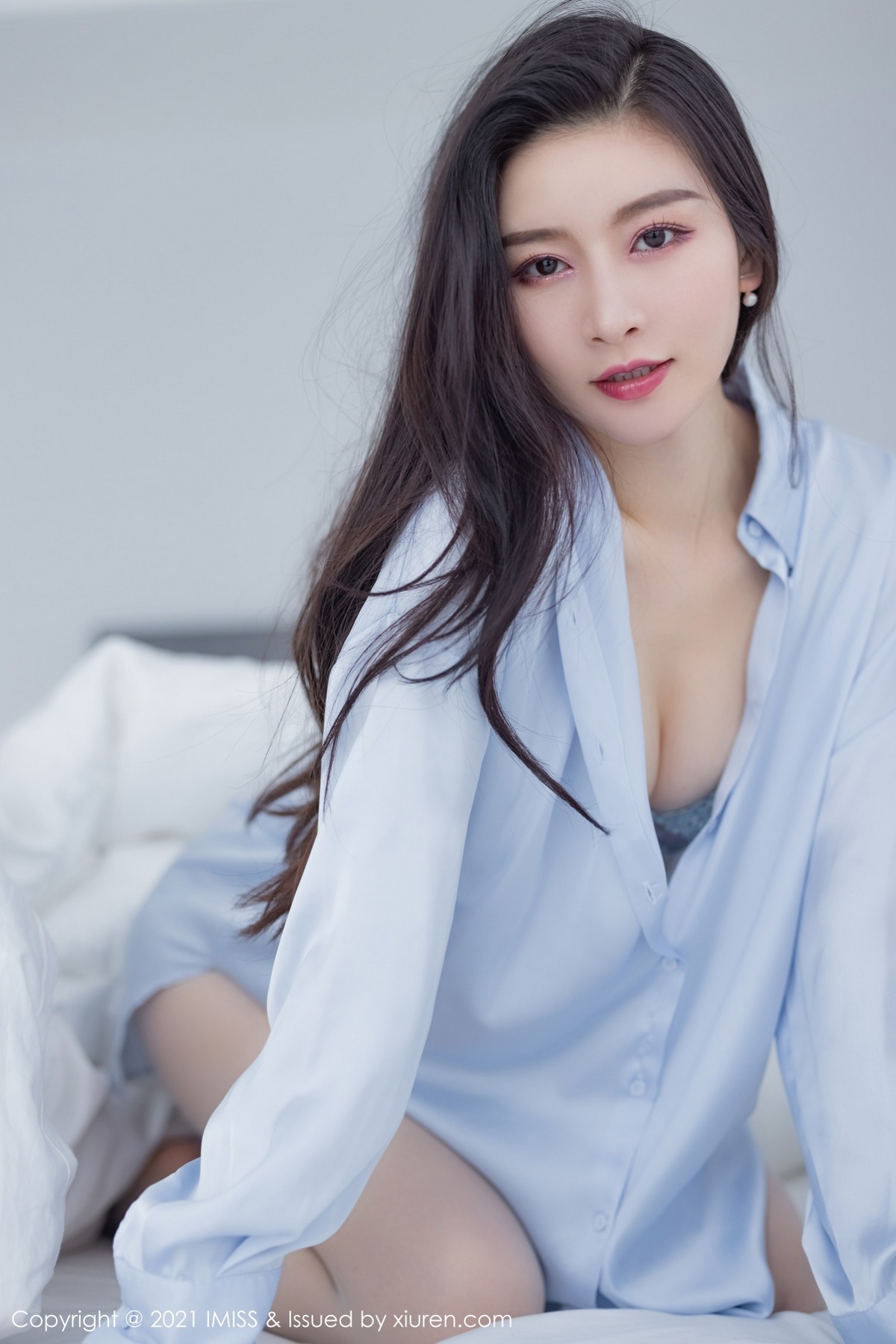 性感美女御姐Vanessa蓝色衬衫内衣居家慵懒心动写真套图