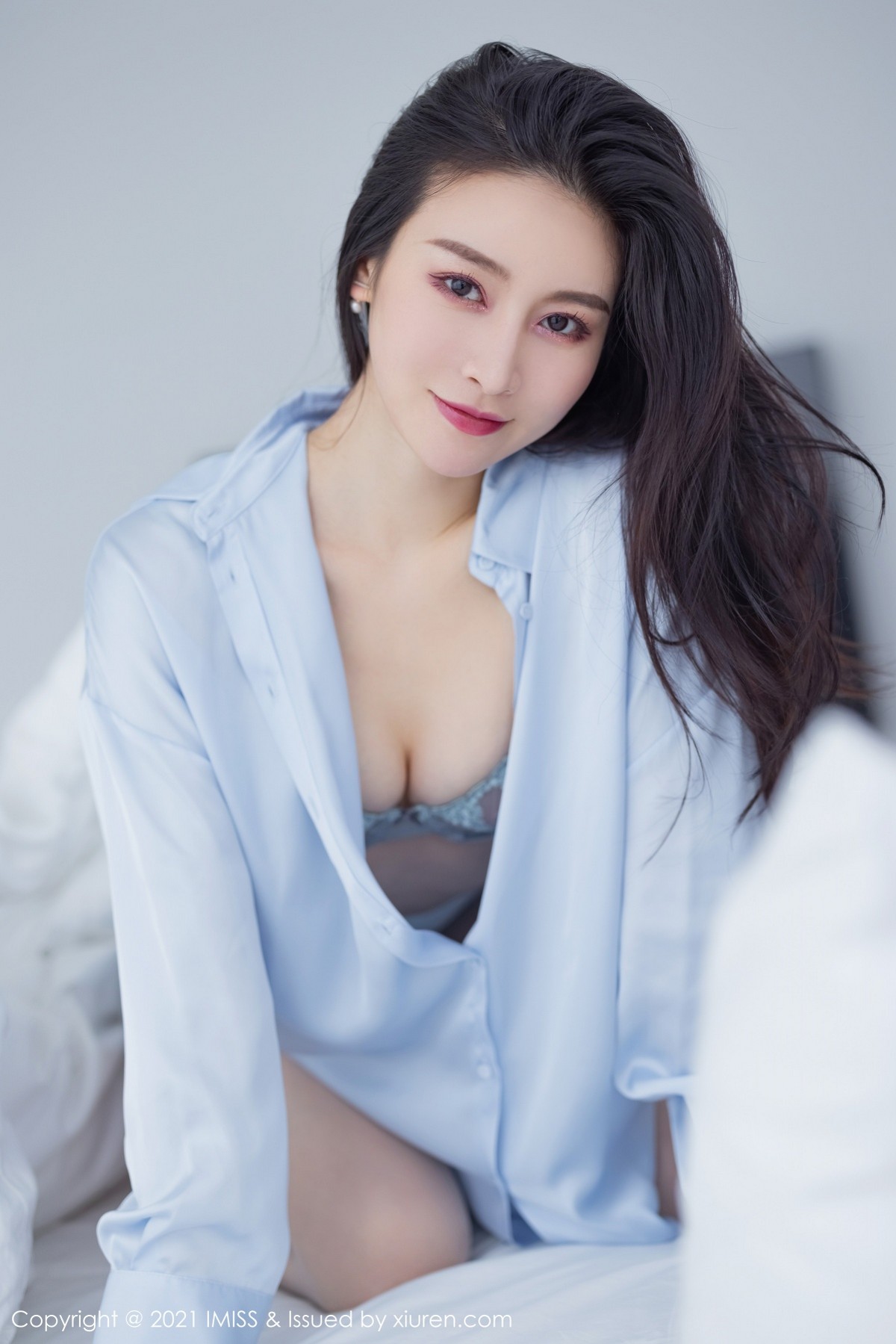 性感美女御姐Vanessa蓝色衬衫内衣居家慵懒心动写真套图