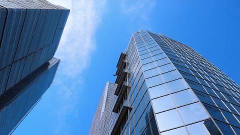 蓝天白云下的高楼大厦