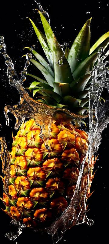 菠萝入水溅起水花的高清图片