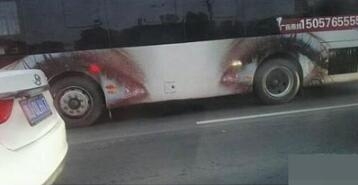 好吓人的公交车体广告