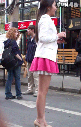 街拍白衣短裙美腿妹子