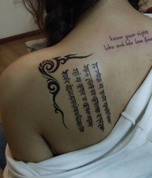 美女背部的精美藏文纹身图案