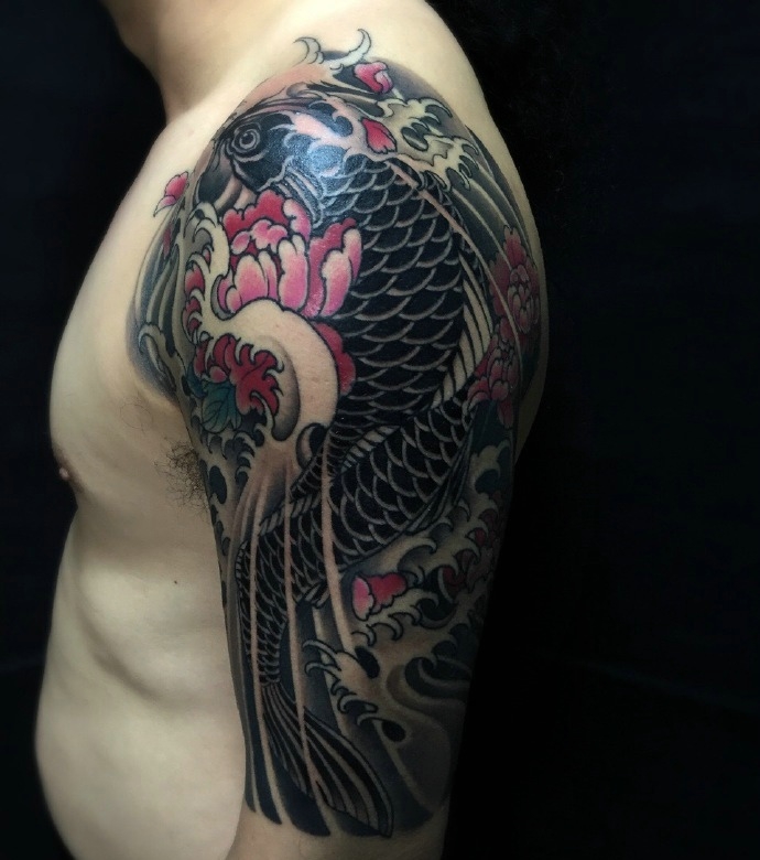 大臂彩色日式鲤鱼纹身图案很帅气