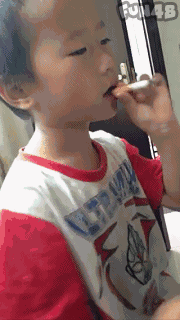 小孩反向抽烟被烫到嘴