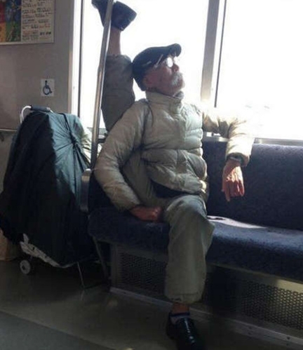 最近有日本网友在电车里拍到一位老伯坐在位子