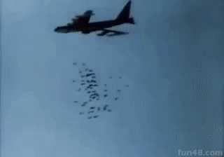 飞机投炸弹地毯式轰炸