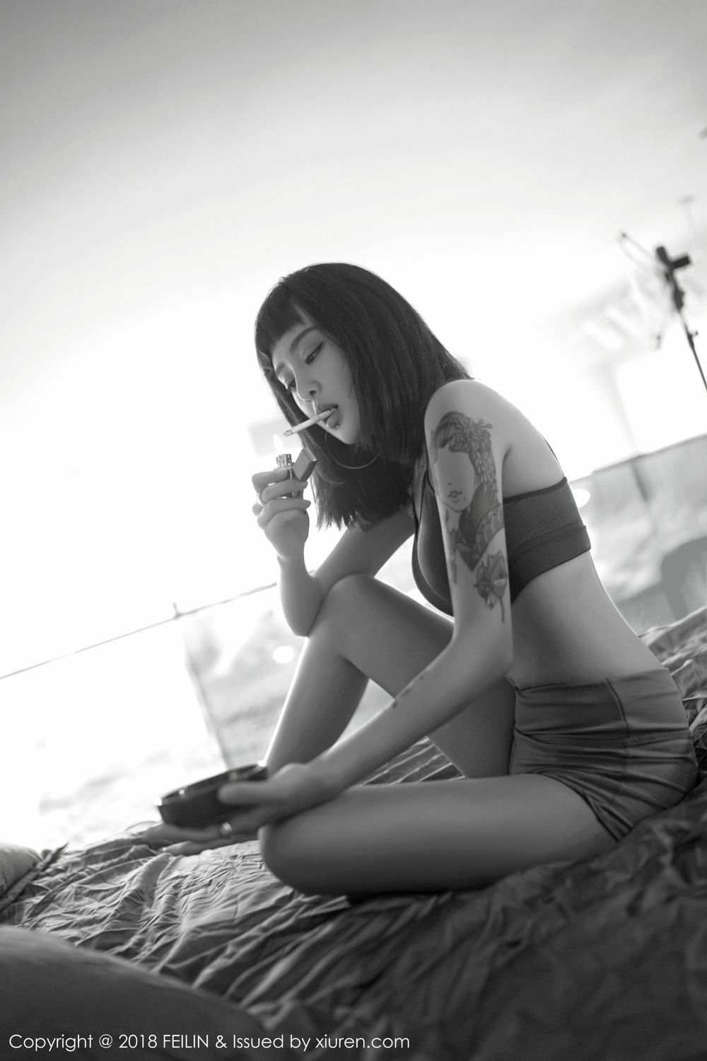个性短发美女模特胸前大片纹身手持香烟写真