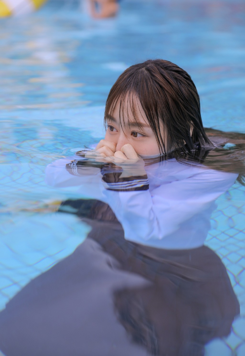 泳池美女水手制服湿身诱惑性感写真