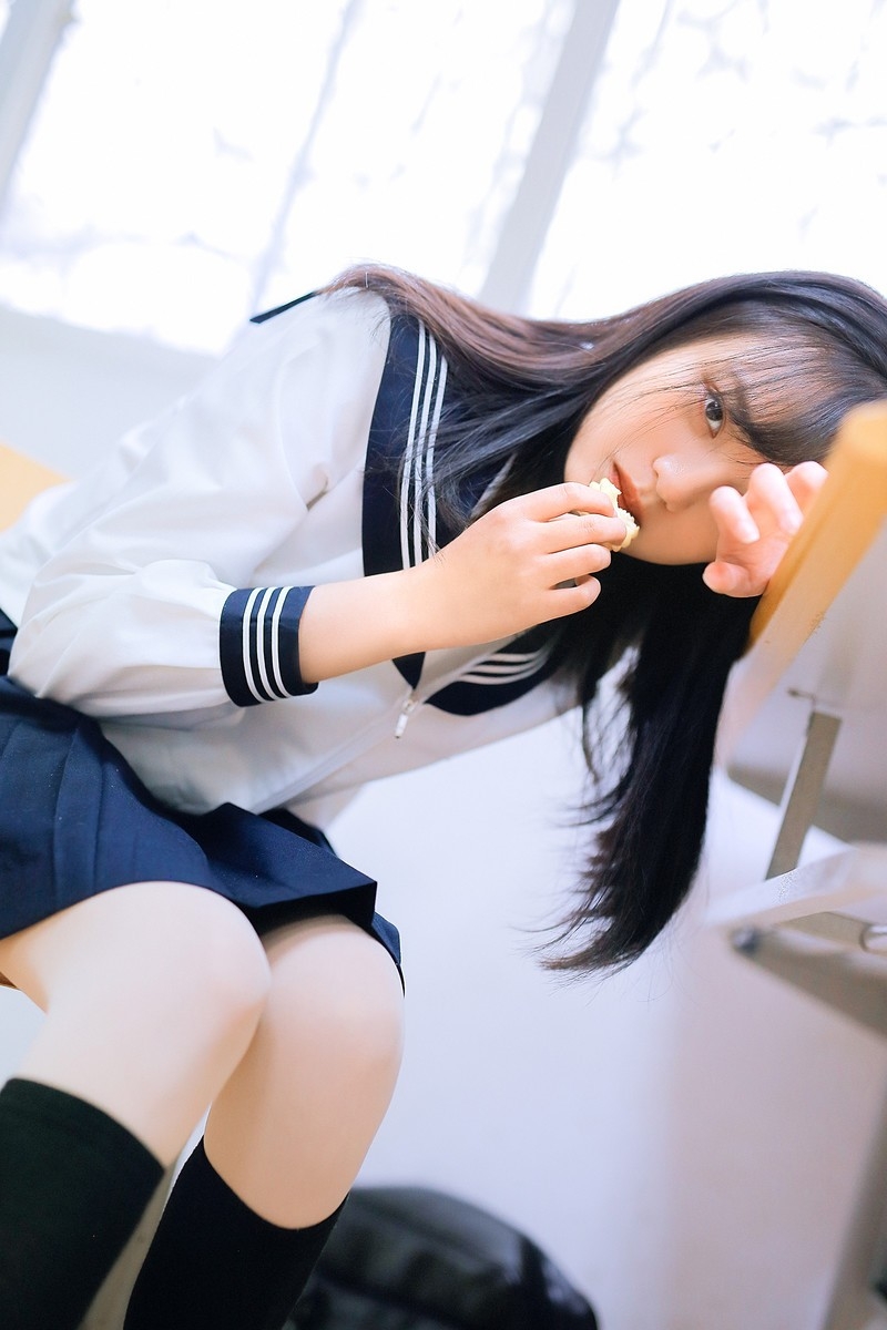 小清新氧气少女黑丝玉足水手服唯美私房写真