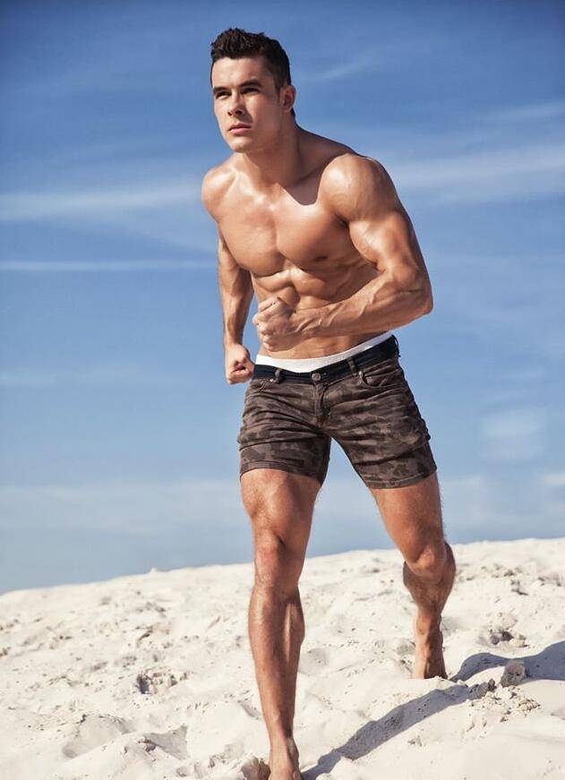 沙滩上高颜值肌肉