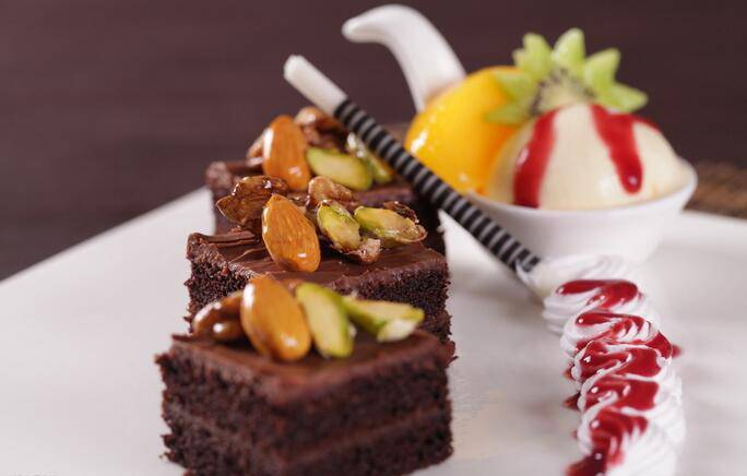 精致小巧的巧克力蛋糕甜品图片