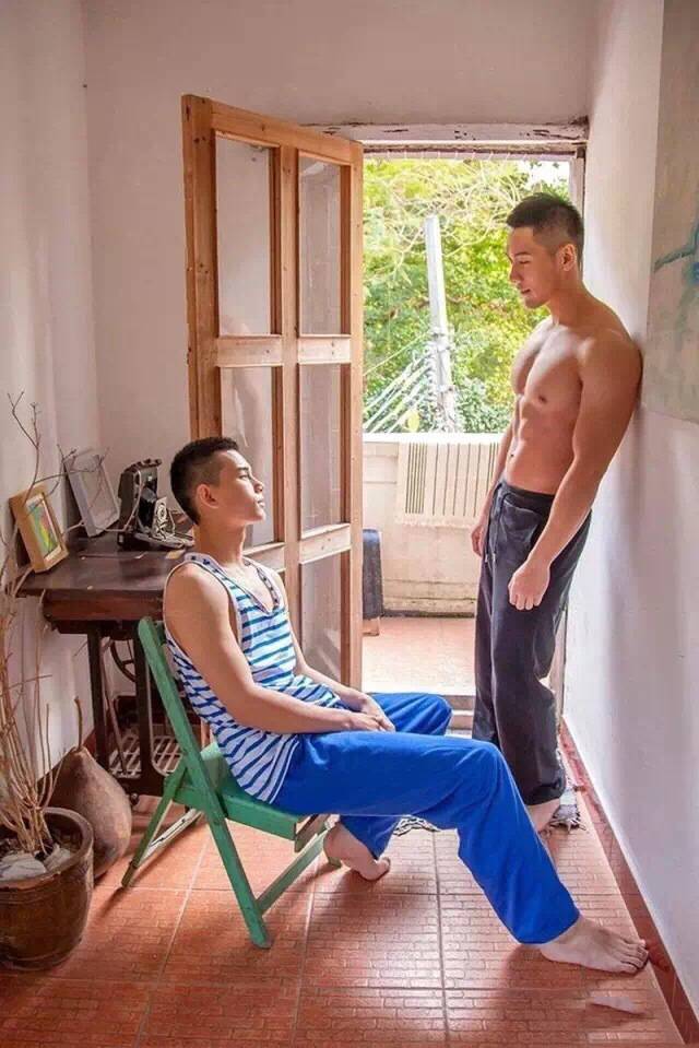 两个肌肉男在一起