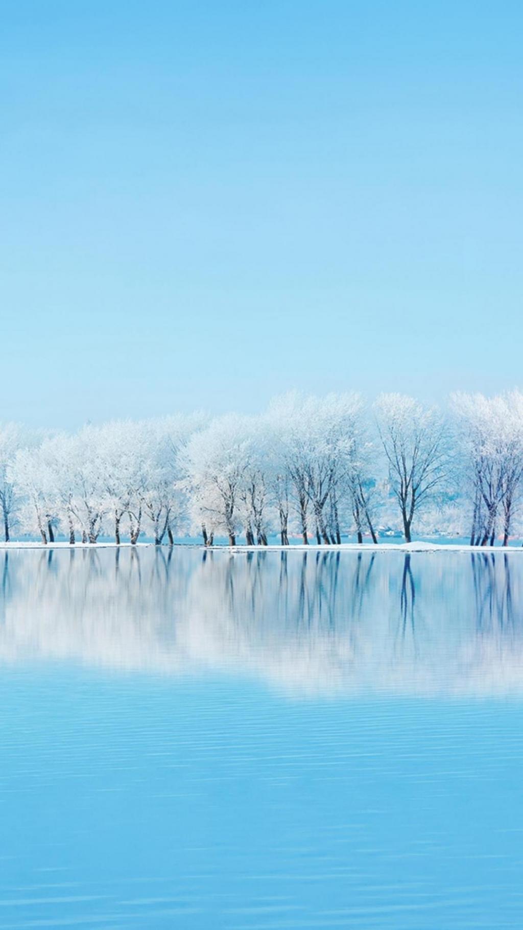 蓝天下唯美的雪景意境手机壁纸