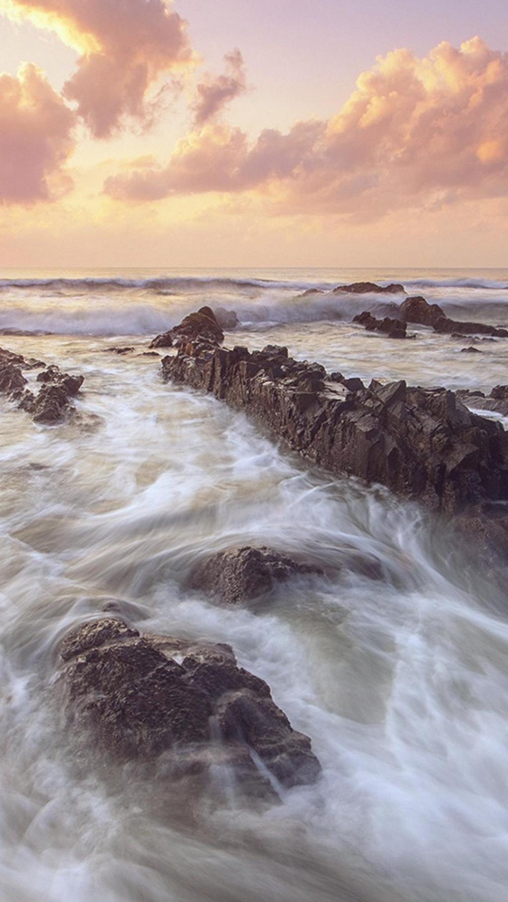 海浪拍击着岩石的自然风光手机壁纸