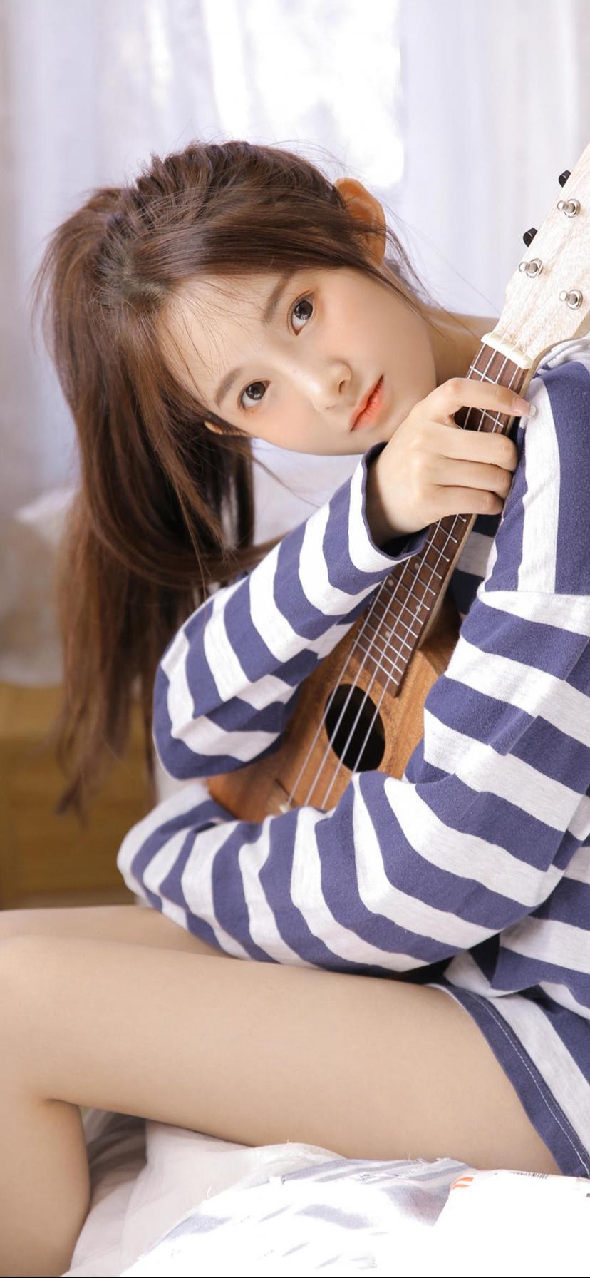 弹吉他的可爱美少女写真手机壁纸