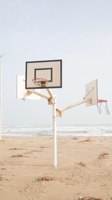 清新夏日海滩上的篮球框手机壁纸