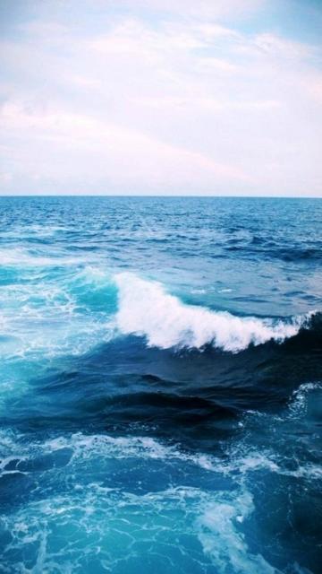 蓝色大海卷起白白的浪花手机壁纸