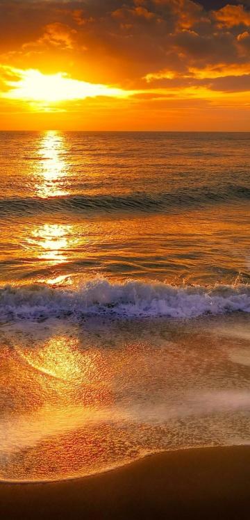 海岸边的夕阳象征着希望手机壁纸
