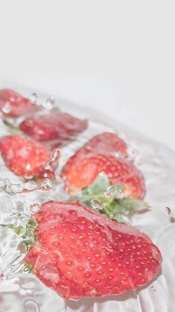 水中草莓清新诱人写真手机壁纸