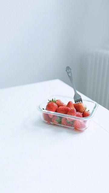 红嫩甜蜜的草莓手机壁纸