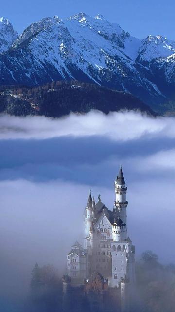 德国新天鹅堡云雾环绕的唯美风光手机壁纸