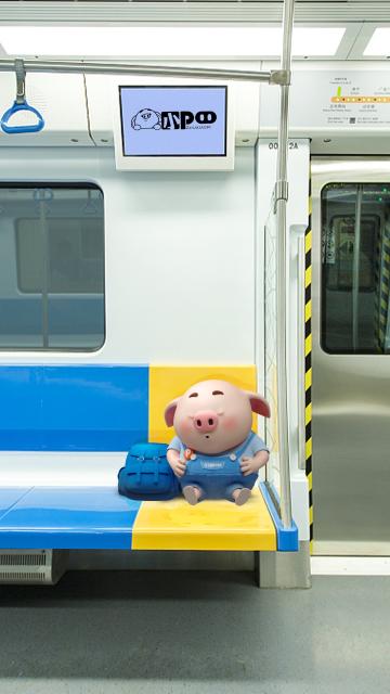地铁上打瞌睡的猪小屁手机壁纸