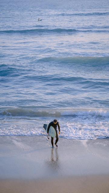 一个人海边孤独的图片手机壁纸