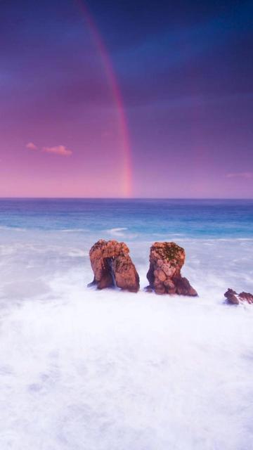 海边出现一道雨后的彩虹手机壁纸