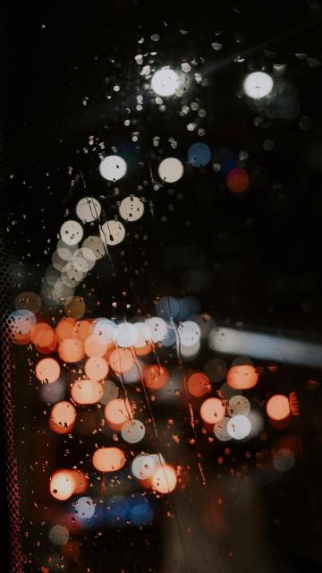 雨夜时的窗外唯美散景手机壁纸