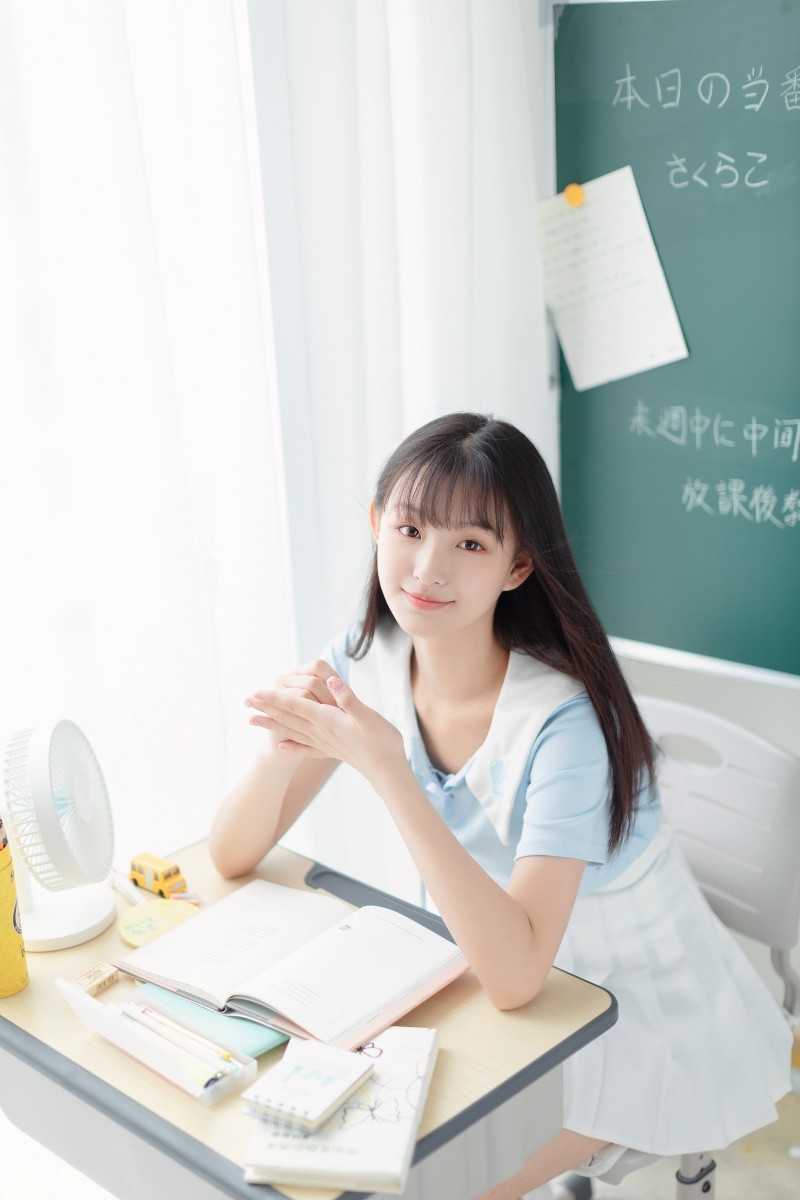 椭圆嫩脸清纯美女校花飘逸长发迷人甜笑教室学生装图片