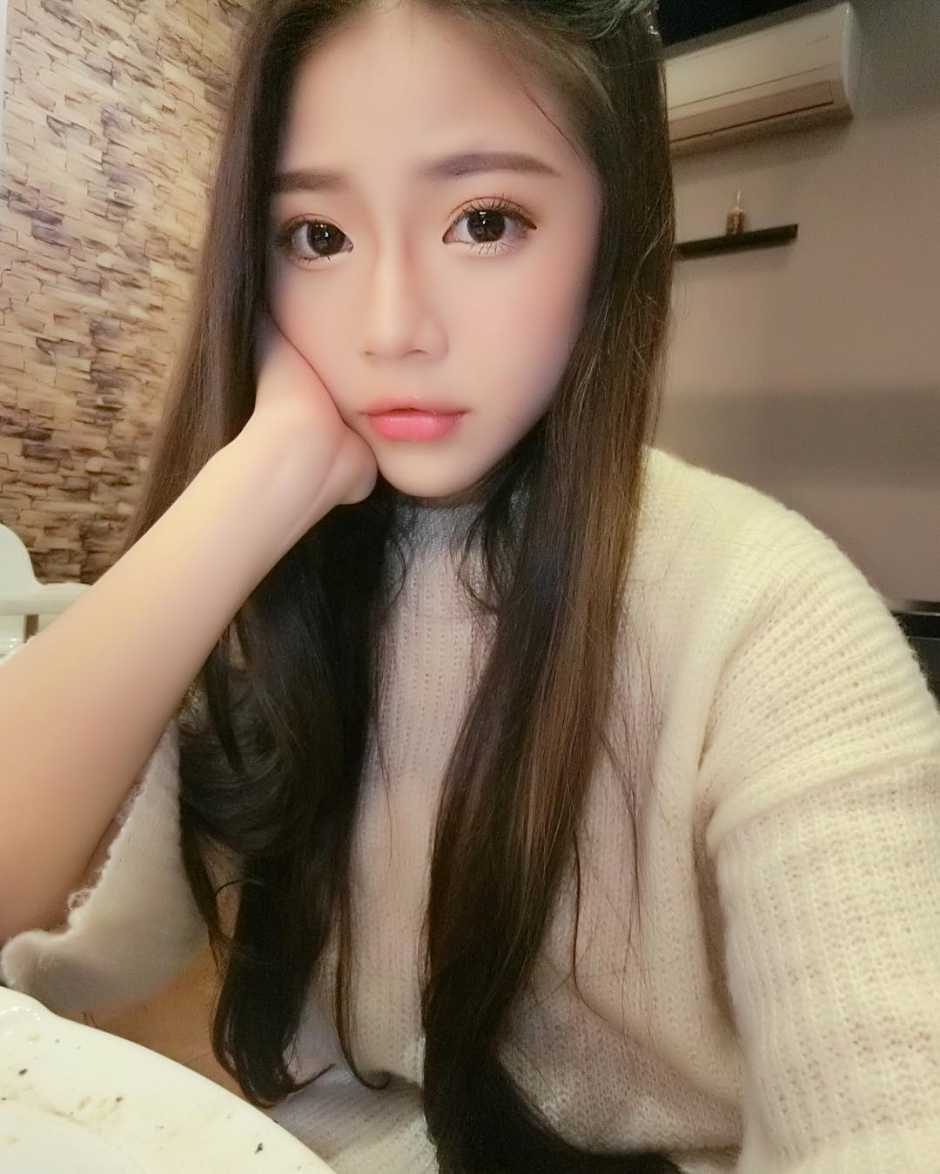 台湾美少女曾喆私房自拍照酥胸诱惑