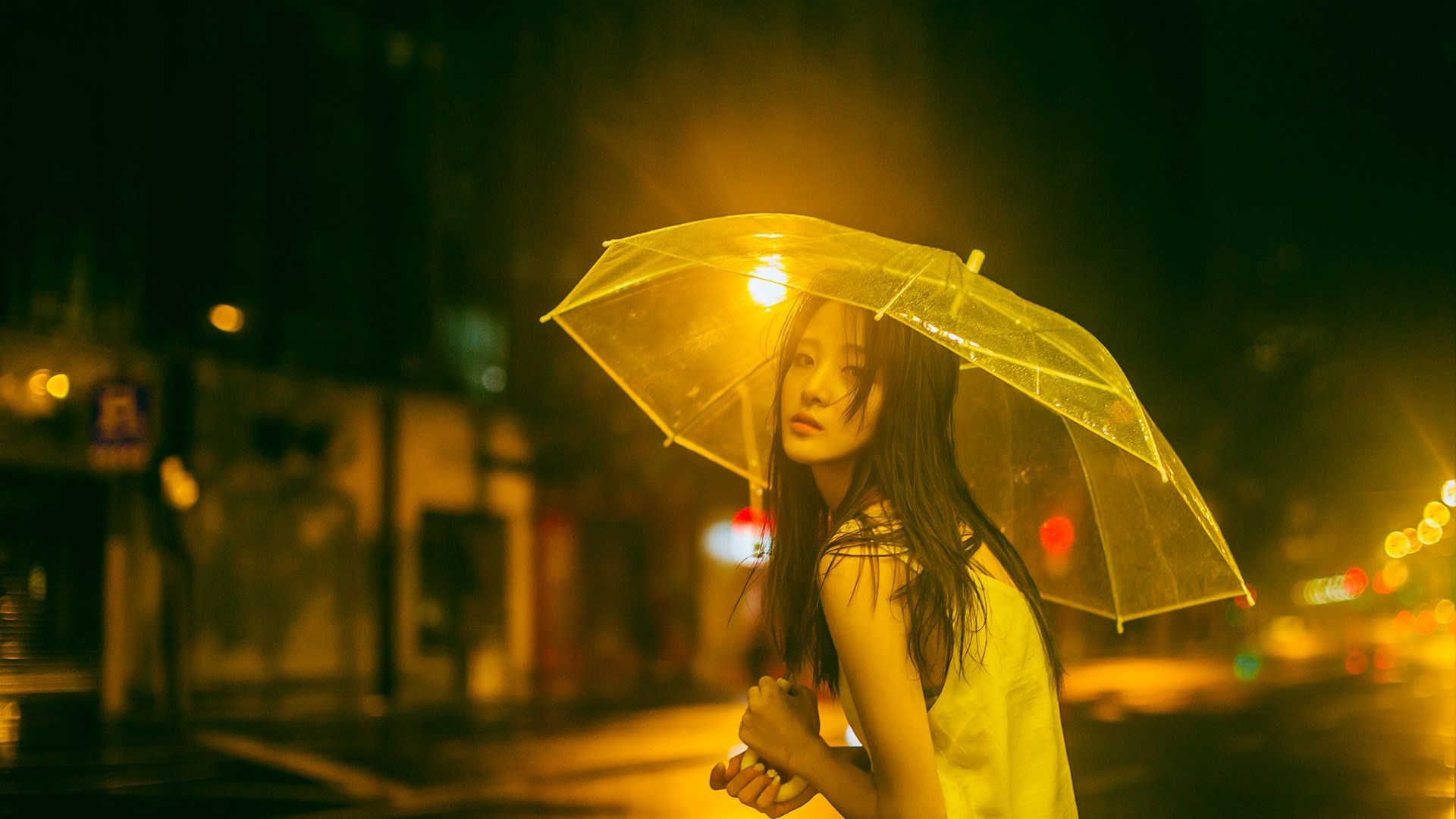 雨中伤感撑伞女孩图片