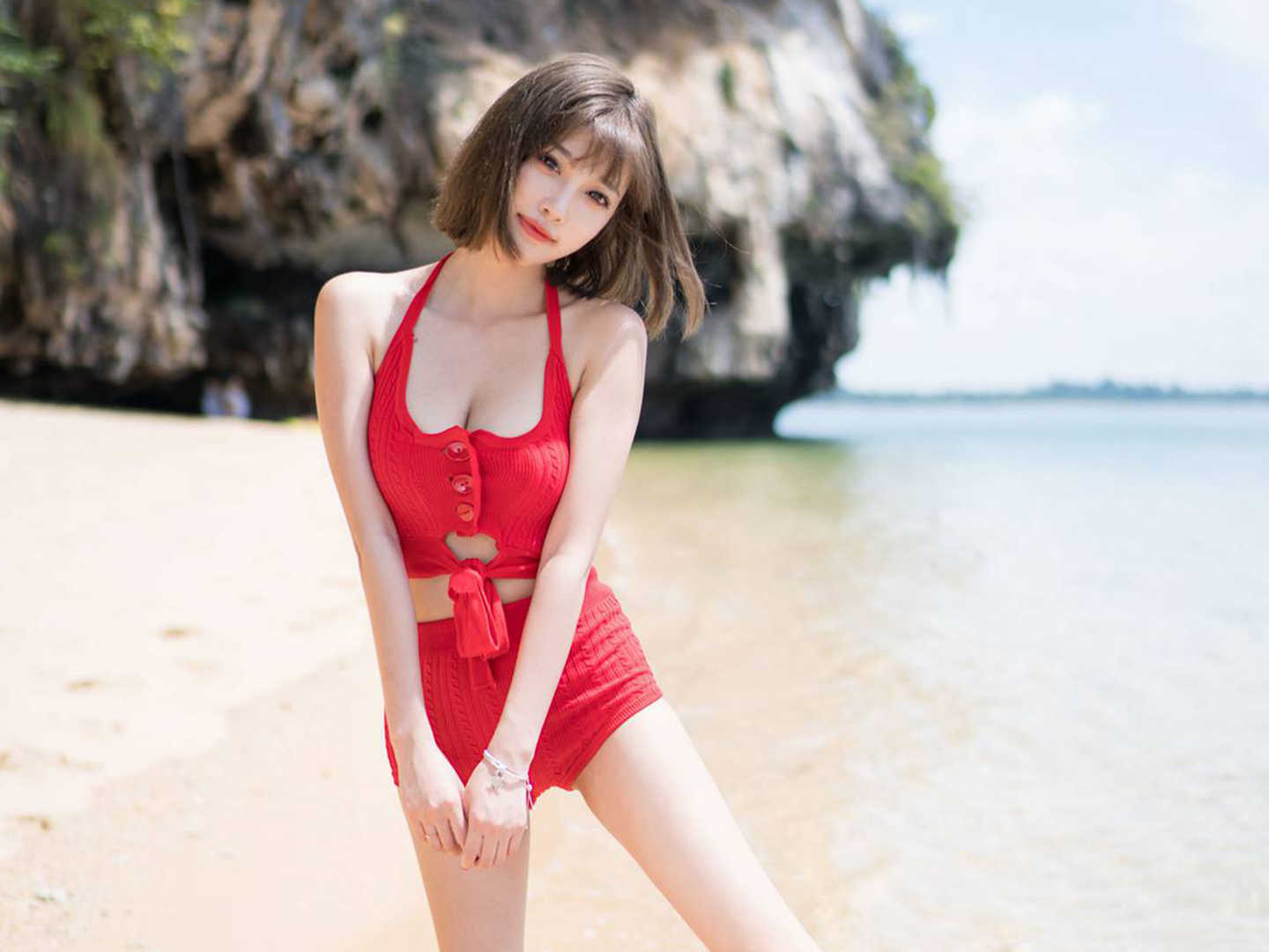 美女模特红色比基尼酥胸诱人写真平板壁纸