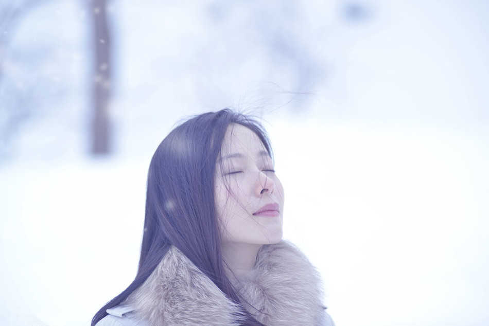 《恋城》最新剧照 江一燕绝美雪地文艺范