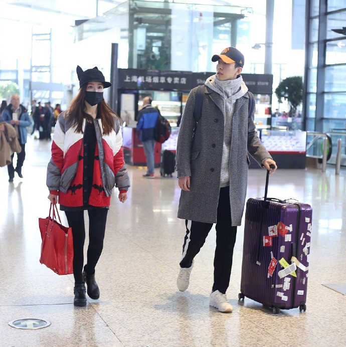 娄艺潇和男友李川机场甜蜜写真图片
