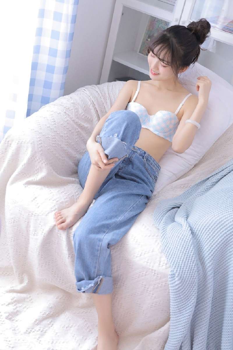 酥胸美女模特白皙酮体性感内衣写真