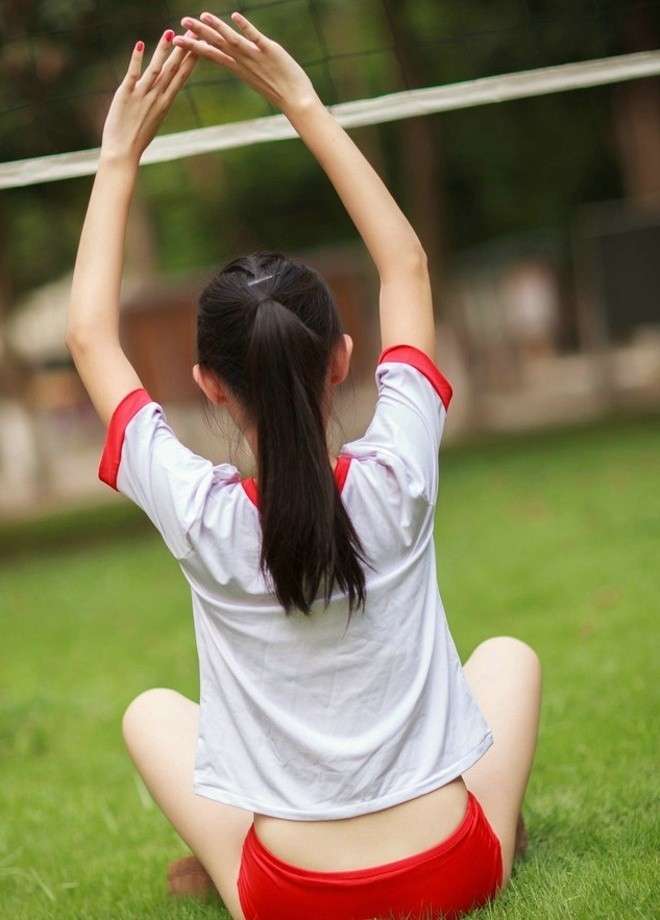 操场运动美女学生妹白色运动服超短裤秀逆天长腿图片