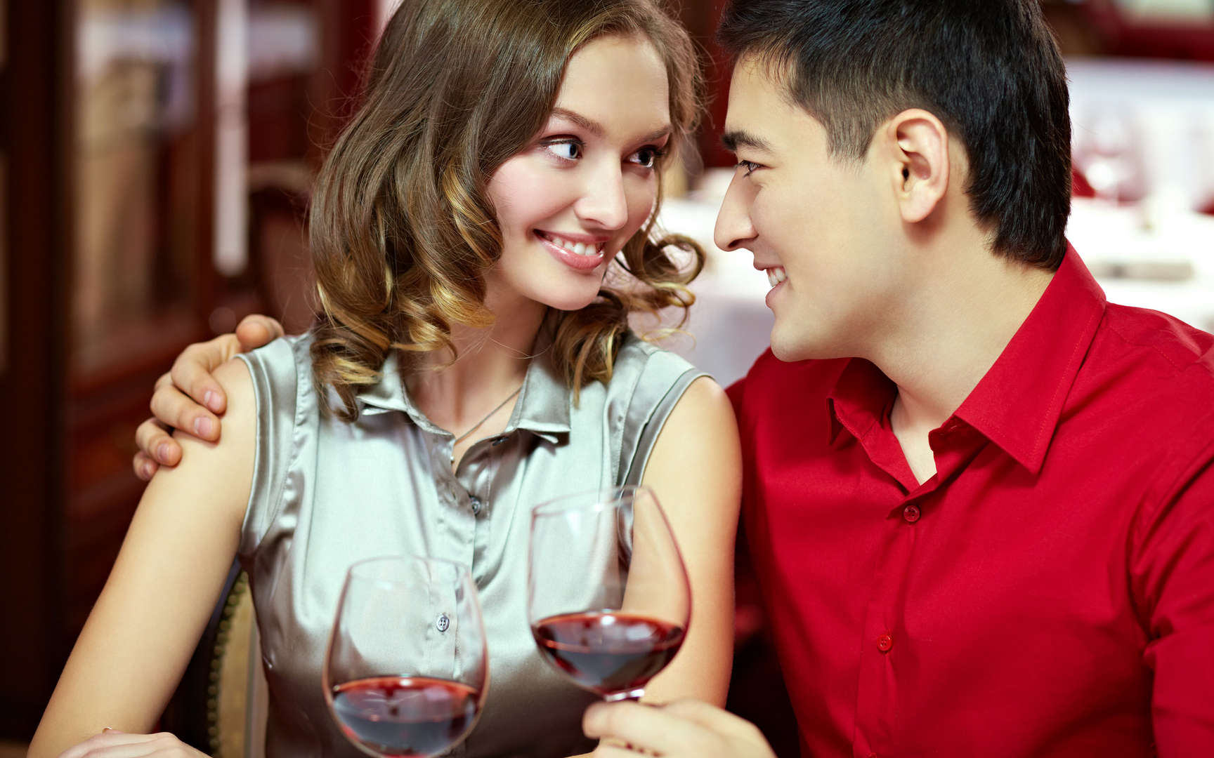 快乐年轻情侣在餐馆吃饭-蓝牛仔影像-中国原创广告影像素材