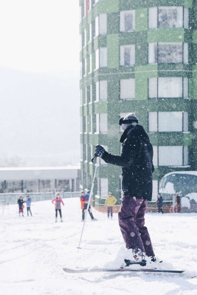 王源冬日户外雪地帅气写真图片