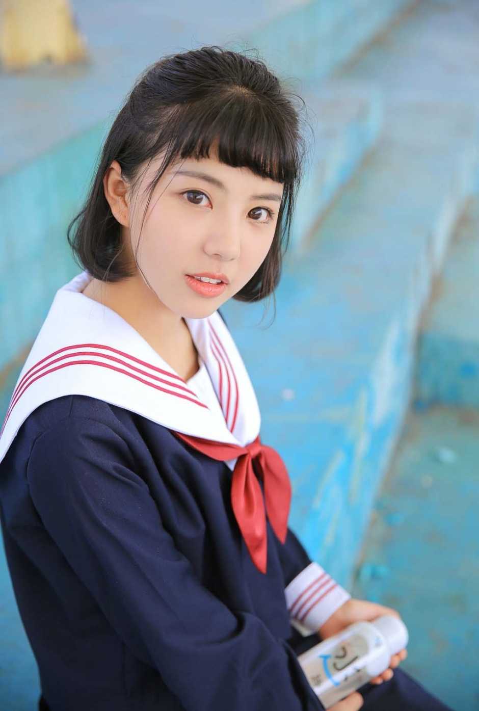 清纯小可爱娃娃脸美眉学生制服校园写真