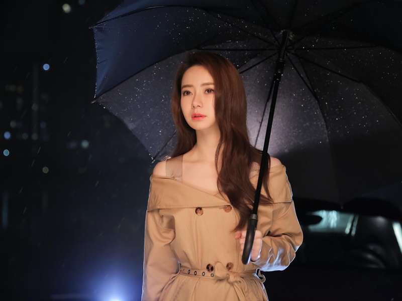 戚薇《雨天》唯美MV照平板桌面壁纸