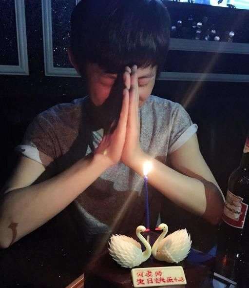 何炅41岁生日自拍黄晓明baby现身祝贺