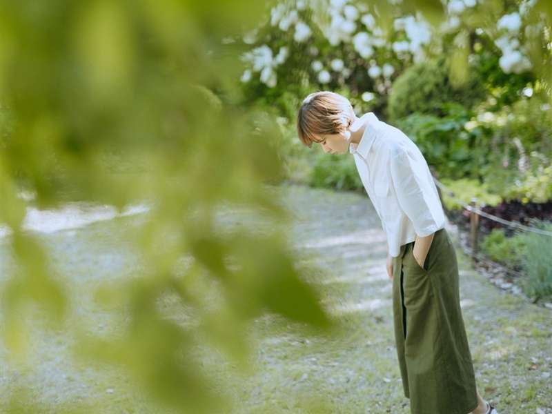 气质短发美女花丛写真苹果平板壁纸