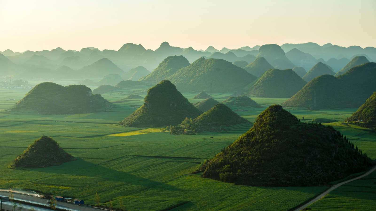 绿色小山峰图片壁纸