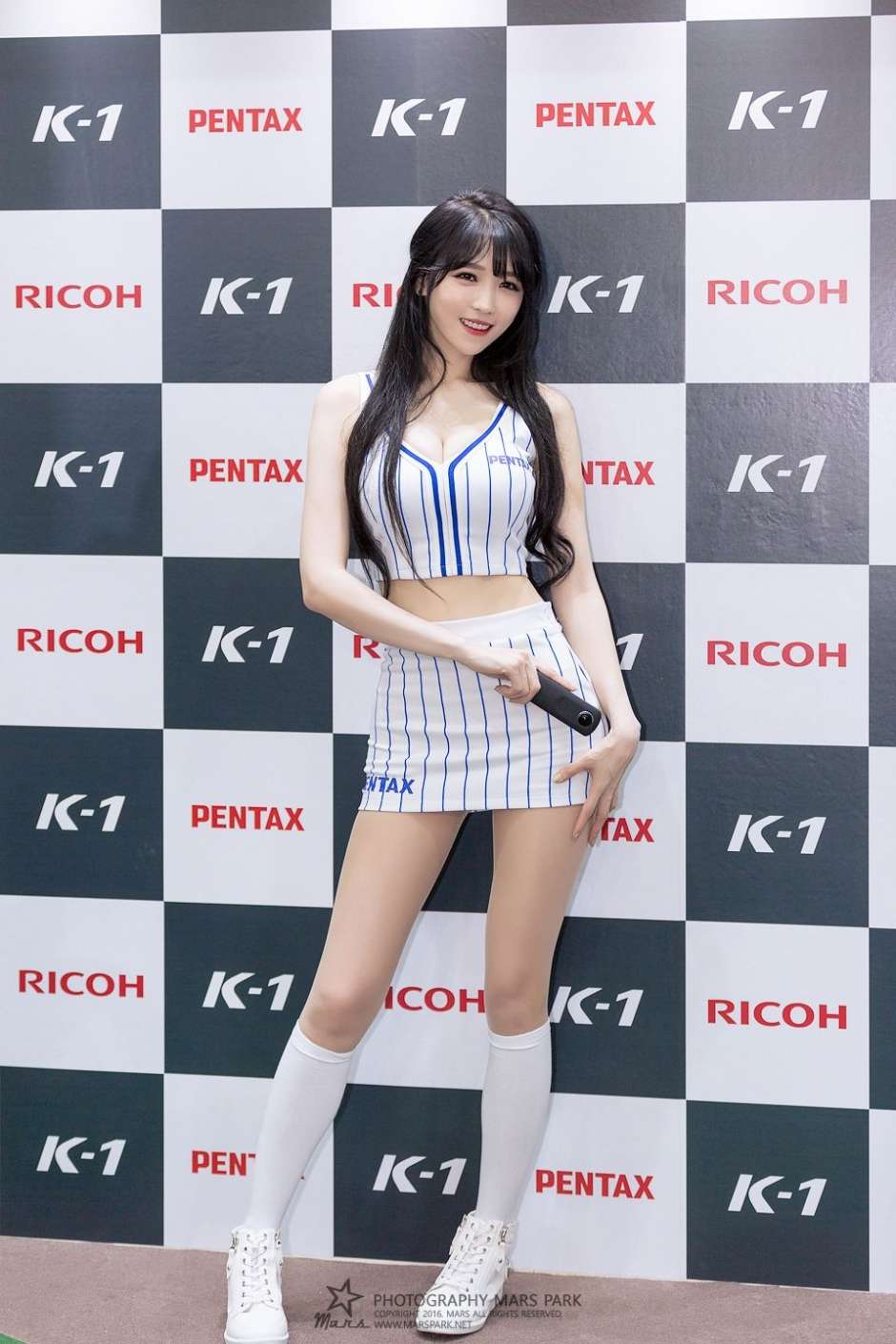 韩国美女车模李仁慧车展写真气质迷人