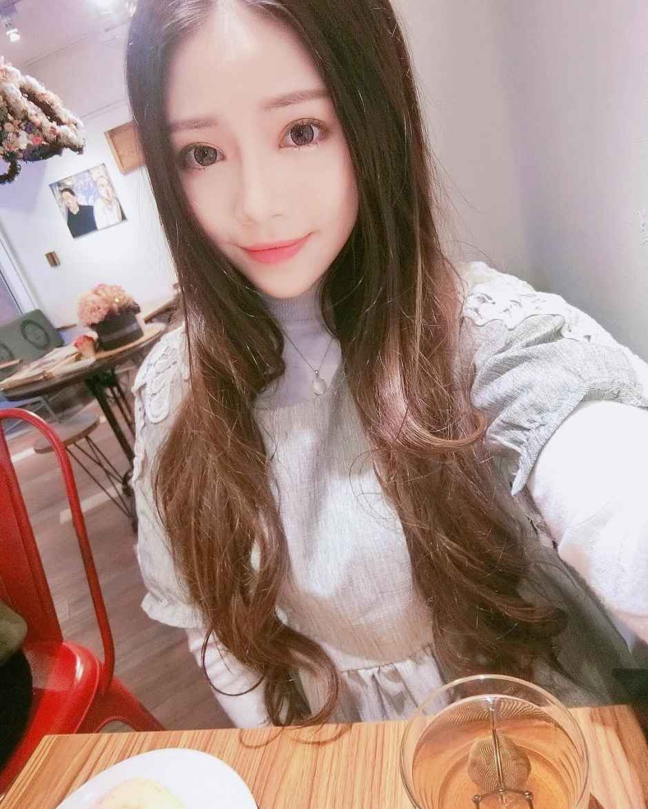 台湾美少女曾喆私房自拍照酥胸诱惑