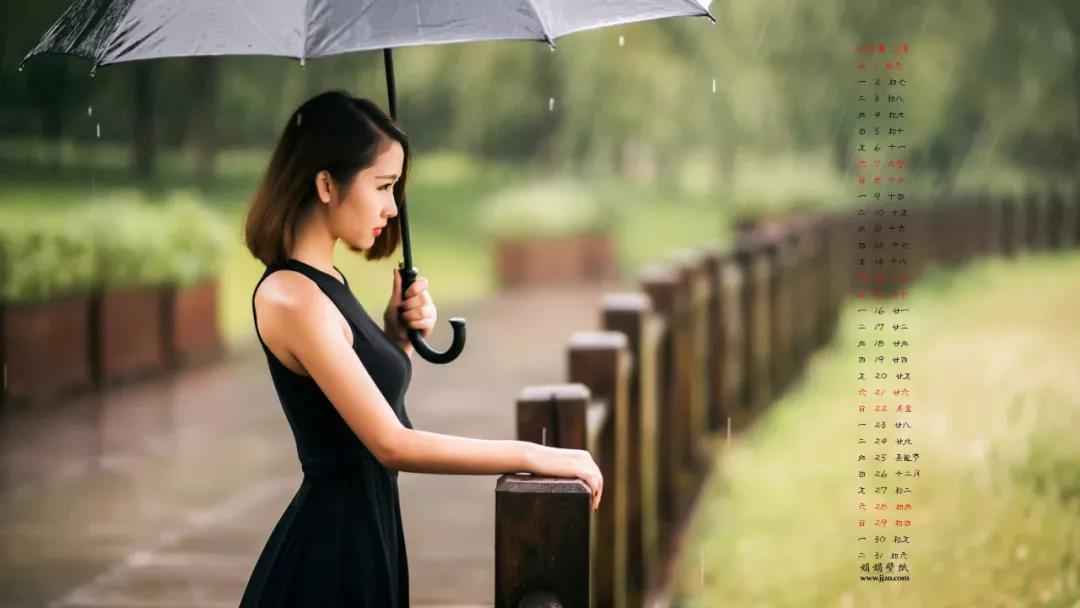 公园里撑伞雨中漫步美女桌面壁纸图片