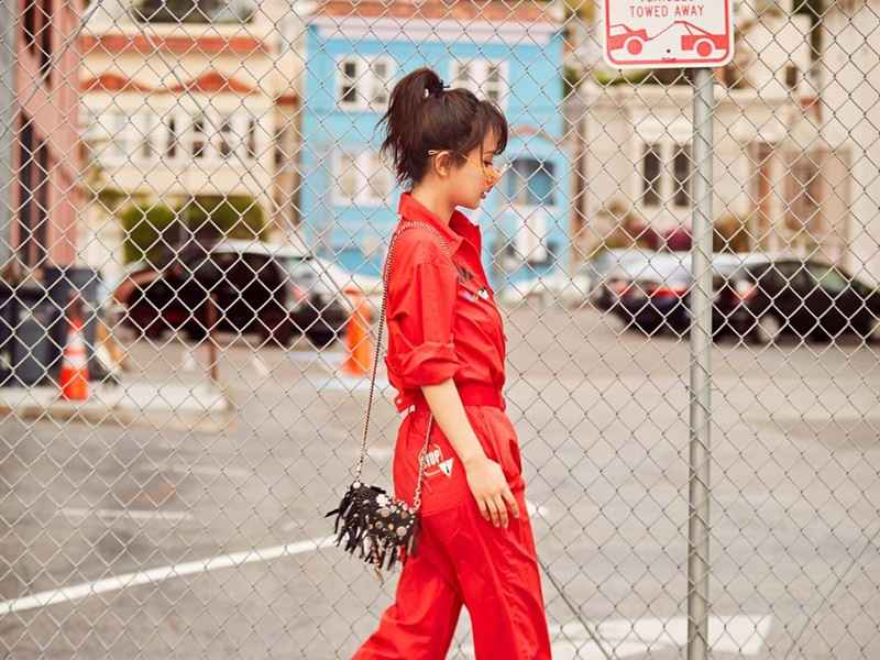 气质女星杨紫俏皮街拍平板桌面壁纸