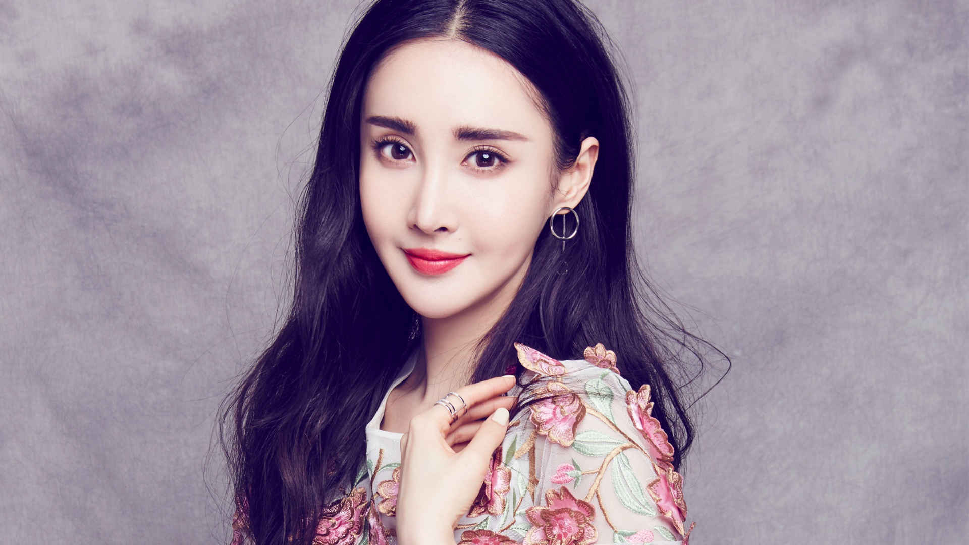 美女王若心图片